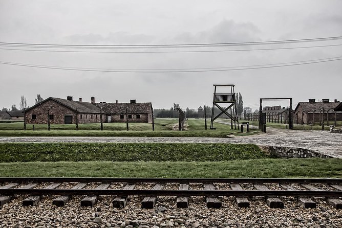 Krakow: Auschwitz-Birkenau Guided Tour with Hotel Transfer - The Itinerary: From Krakow to Auschwitz and Birkenau