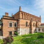 Krakow: Guided Kazimierz Jewish Quarter Walking Tour - Visiting the Old Synagogue and the Jewish Cemetery