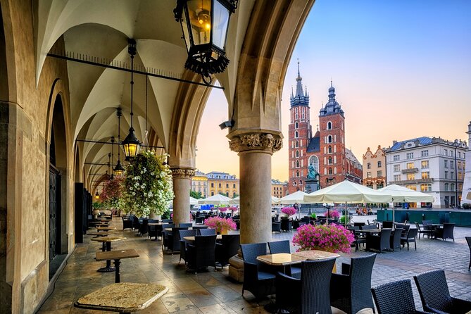 Krakow: Old Town, Mary's Church and Rynek Underground Guided Tour - Inside the Gothic Splendor of St. Mary’s Basilica