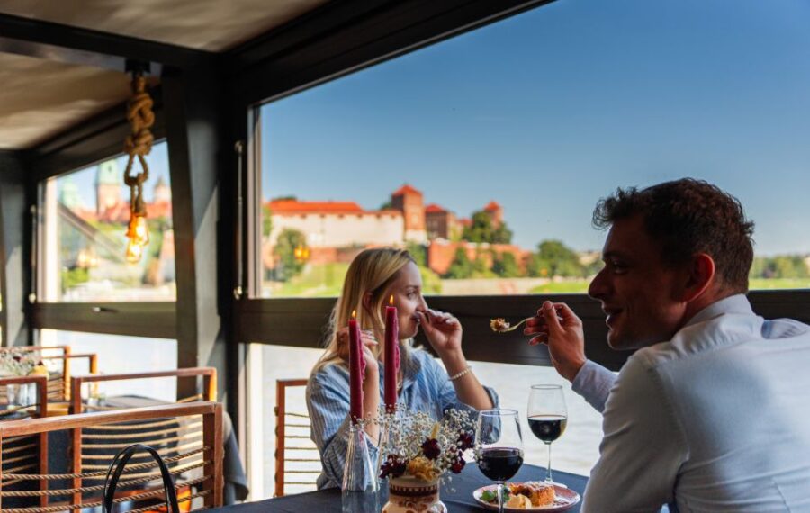 Krakow: Romantic Dinner with a Cruise on the Vistula River - The Dining Experience at Aquarius: Food and Service