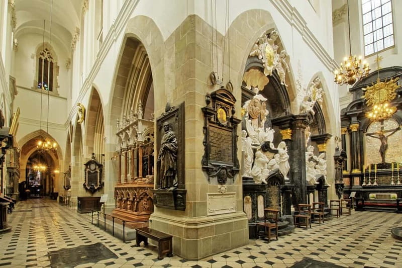 Krakow: Wawel Cathedral Guided Tour with Admission Tickets - Highlights of the Wawel Castle Exterior Tour