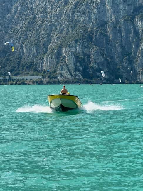 Lake Garda: Trial kitesurfing lesson - The Shuttle Service to the Best Kitesurfing Spot