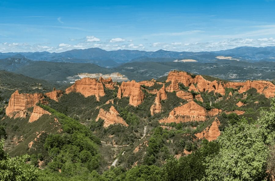 Las Médulas: Guided Walking Tour - From the Town to the Ancient Mine Galleries