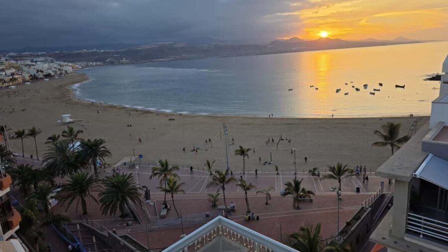 Las Palmas BEACH SUNSET: City Walking Tour - How the Tour Starts at Santa Catalina Park and the Harbour Dock