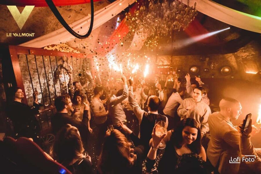 Le Valmont NYE with Open Bar, Live Music & Dj - From the Old Town to the Club: The Meeting Point and Accessibility
