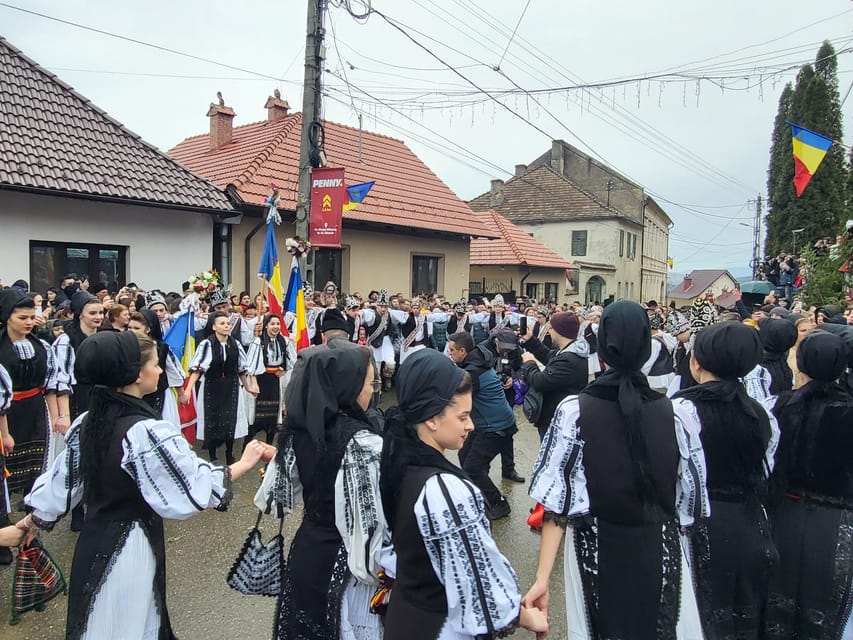Learning toghether Transylvanian dances in Sibiu - Discover the Authenticity of Transylvanian Traditions in Sibiu