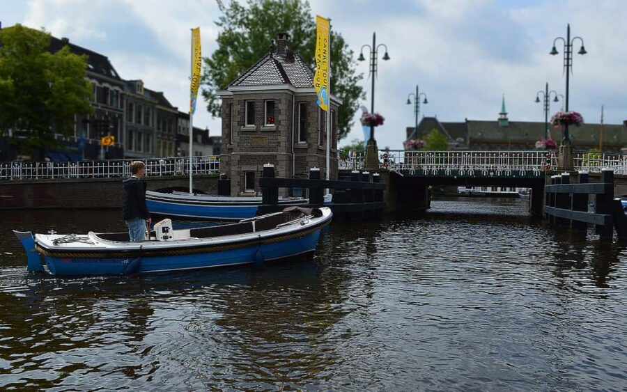 Leiden: Boat rental - 2 hours - max 6 people - Enviso - Explore Leiden’s Scenic Waterways with Personal Freedom