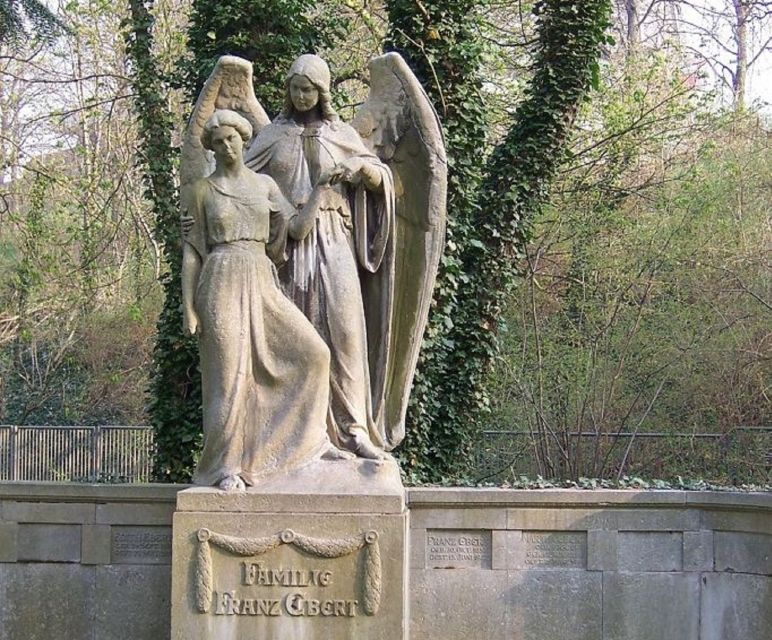 Leipzig: Guided Tour of the Southern Cemetery - The Guide and Tour Atmosphere
