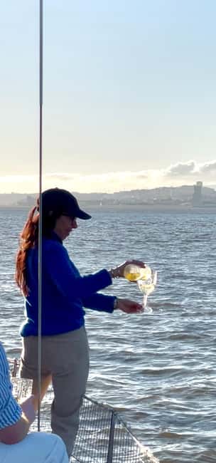 Lisboa:Sunset Sailing Tour at Tagus River with welcome drink - What Makes the Sailing Experience Special