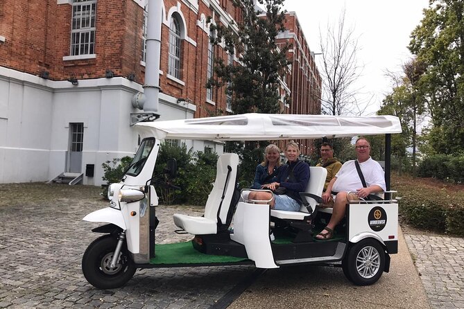 Lisbon 1h30 Tuk-Tuk Tour: The best way to visit the city - Exploring Lisbons Theaters and Commercial Streets