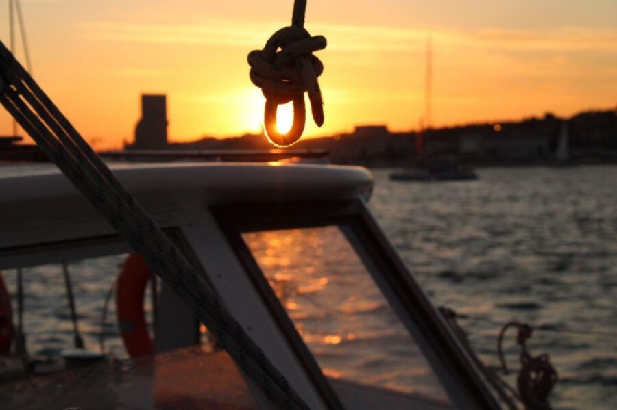 Lisbon: 2H Sunset Boat Cruise Tour with Drinks - Scenic Sunset Sail Along Lisbon’s Iconic Riverbanks