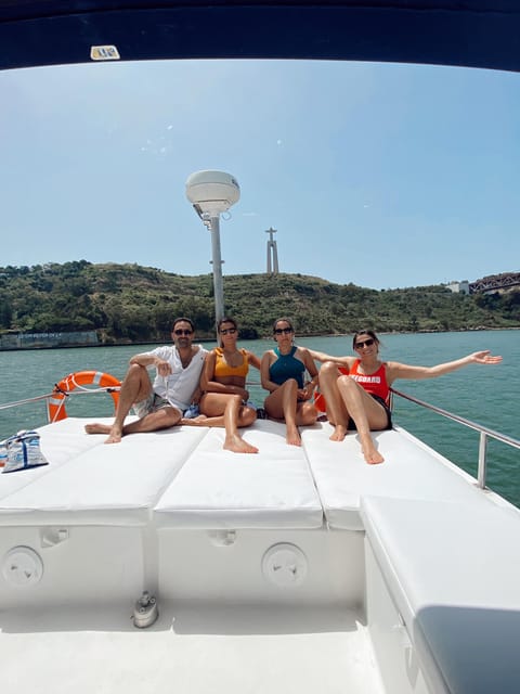 Lisbon: 4h Private Luxury Catamaran Tour with Welcome Drink - The Scenic Route: Lisbon and Oeiras Highlights