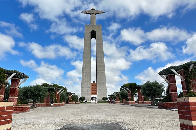 Lisbon best city highlights Private tour - Guides Known for Friendliness and Knowledge