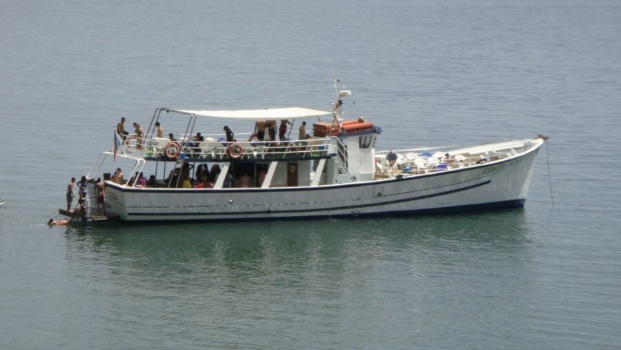 Lisbon: New Year's Eve Tagus River Cruise with Open Bar - Embark from Blue Skipper Snacks & Drinks in Alcântara