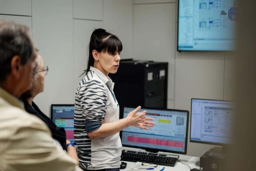 Lisbon: Oceanário de Lisboa Guided Tour & Behind the Scenes - The Oceanários Marine Exhibits: A World of Aquatic Diversity