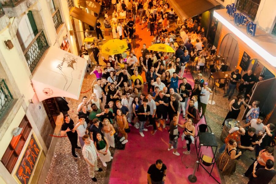 Lisbon PinkStreet Pubcrawl: 1hOpen Bar, Shots,VIP Club Entry - Starting Point at Praça Luís de Camões Square
