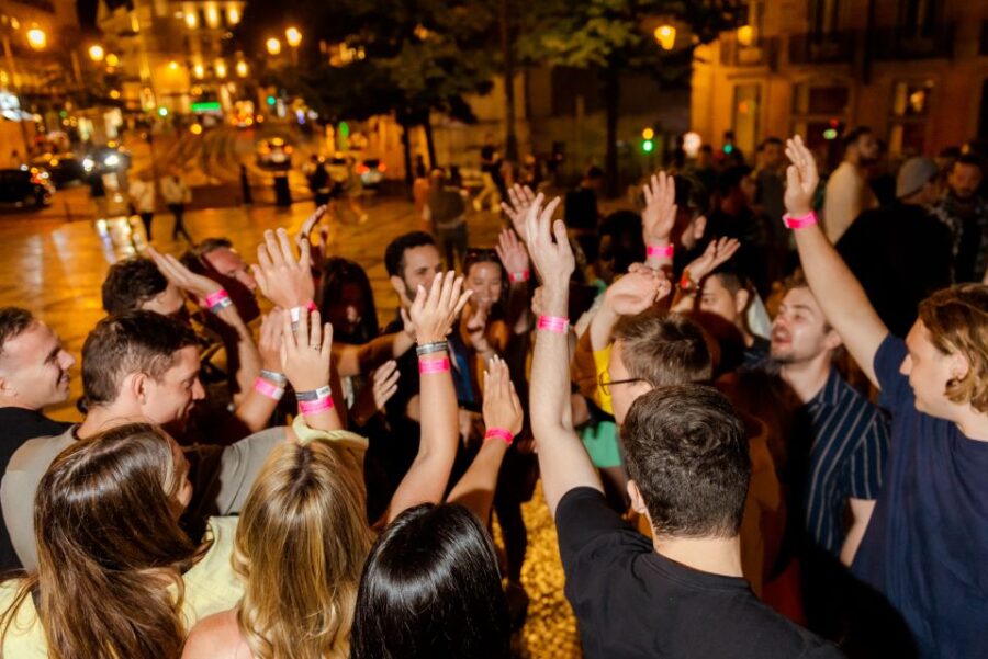 Lisbon Premium Pubcrawl: 1h Open Bar, Shots, VIP Club Entry - Starting Point and Meeting Details in Praça Luís de Camões