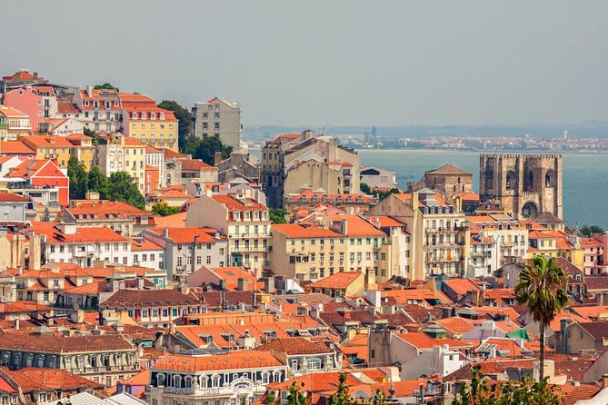 Lisbon Private Driver and Customizable Tour - From the Old Town to the Castle District