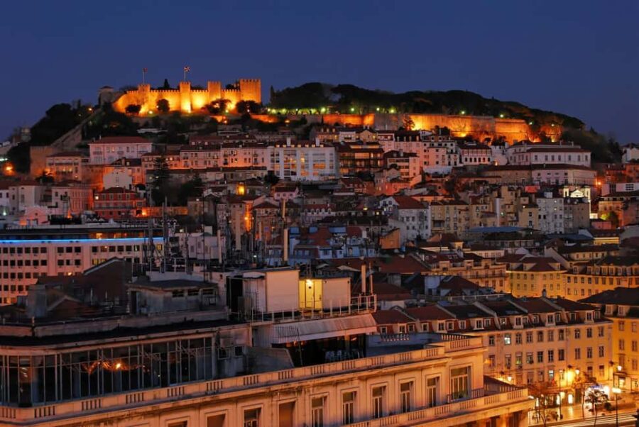 Lisbon Private Night Tour with Fado Show & Dinner - Enjoying a Traditional Fado Show with Dinner