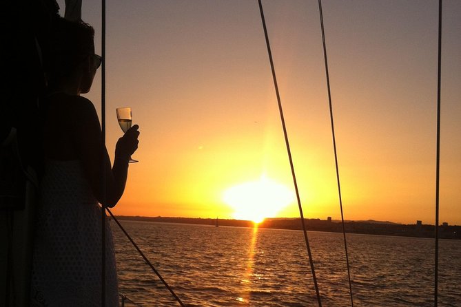 Lisbon Private Romantic 2h Cruise with sparkling wine-Day/Sunset - Exploring Lisbon Landmarks from the Water