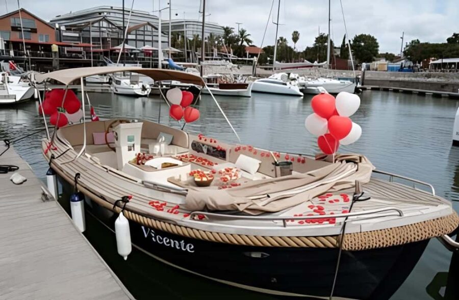 Lisbon: Romantic Sunset Pizza with Wine & Chocolate Fondue - Starting Point at Doca de Santo Amaro in Lisbon