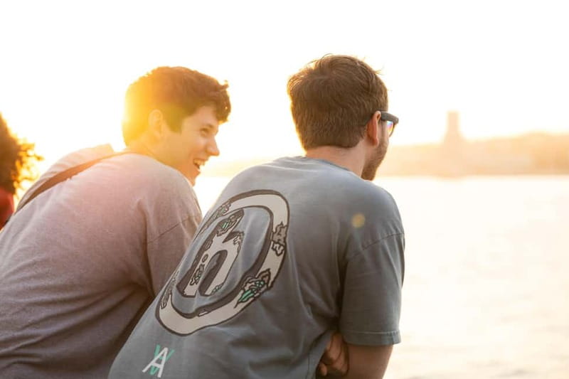 Lisbon: Sunset Boat Tour with Music and Drinks - Meeting Point and Accessibility