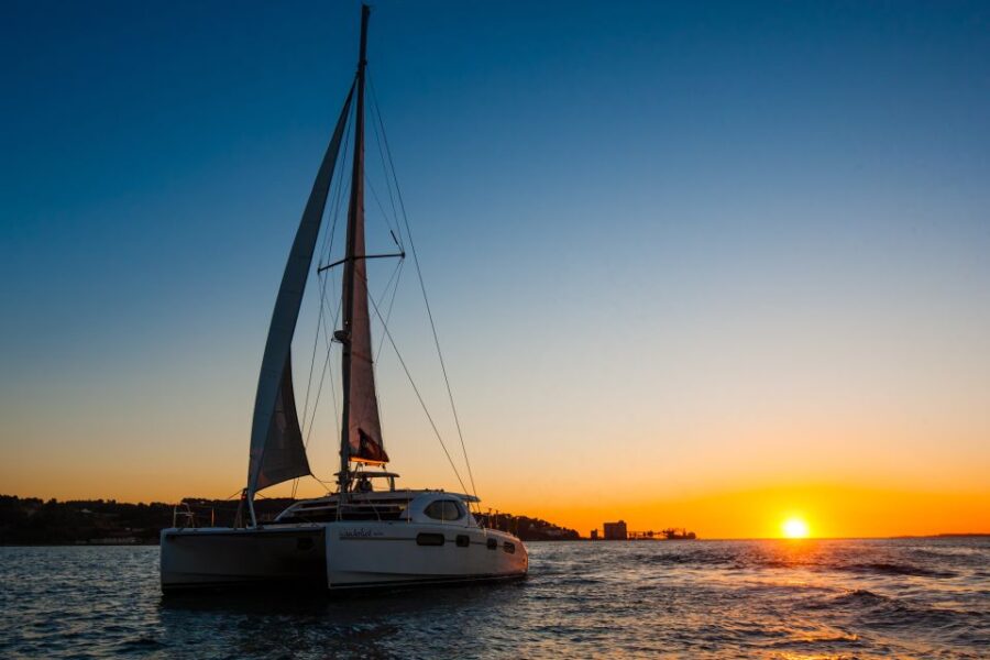 Lisbon: Sunset Catamaran Cruise, Music and Open Bar - Departure Location at Doca de Santo Amaro