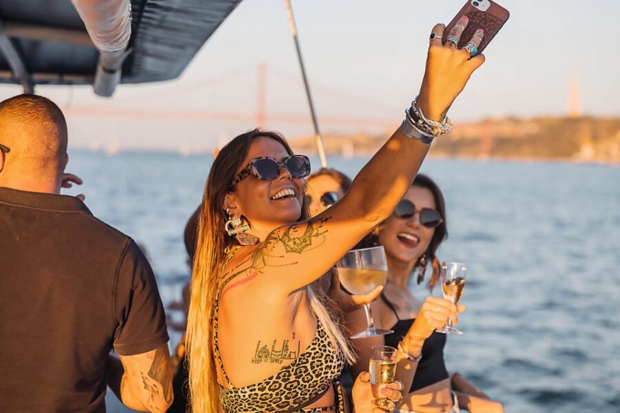 Lisbon: Sunset Catamaran Tour with Music and Drink - Starting Point at Doca de Santo Amaro