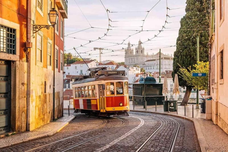 Lisbon: Walking Tour in Chinese - Riding the Historic Ascensor da Glória Funicular