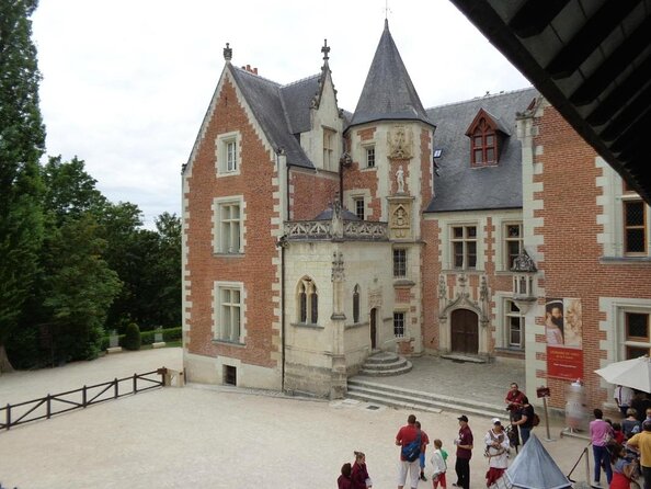 Loire Valley Trip from Paris with Private Local Guide & Private Transportation - Visiting the Château de Clos Lucé, Leonardo da Vinci’s Last Home