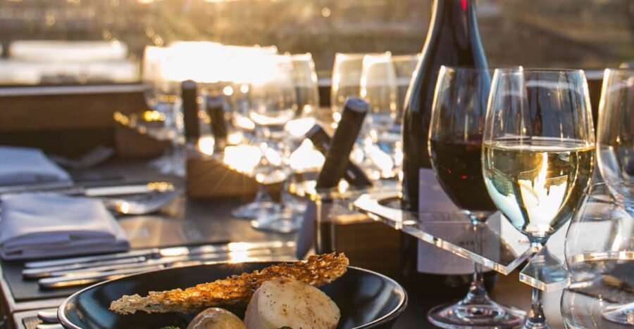 London: 4 Course Lunch Tour by Luxury Coach - Starting Point: Victoria Embankment and Easy Access