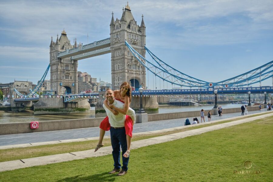 London 60min PRIVATE Personal Vacation & Travel Photographer - Starting at The Ivy Tower Bridge for a Memorable Photo Experience