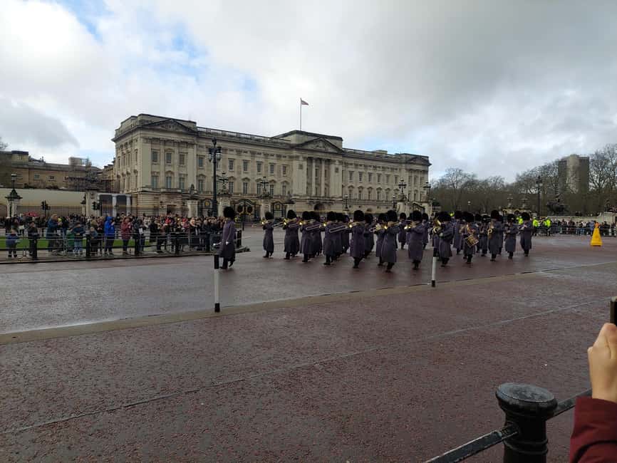 London Buckingham Palace: Changing of the Guard Walking Tour - Duration, Pacing, and Physical Demands