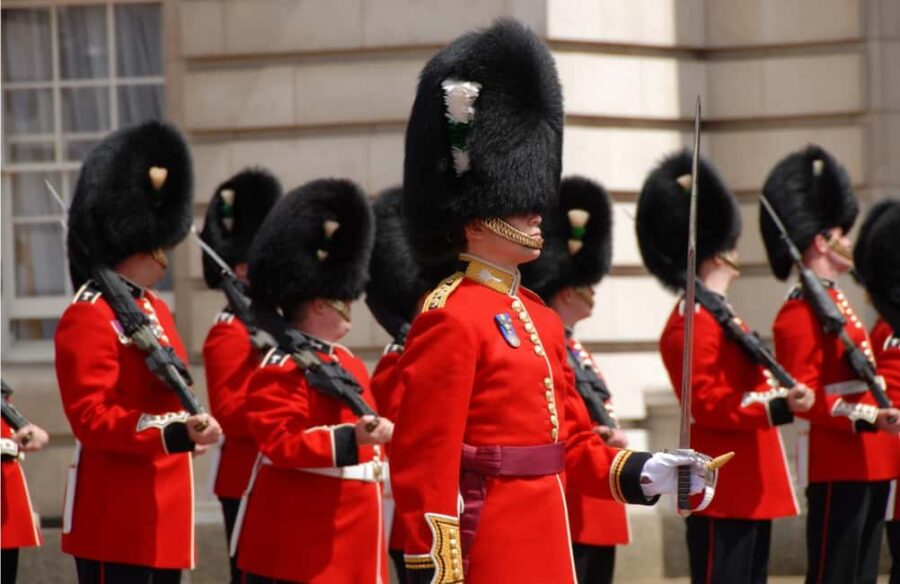 London: Changing of the Guard Experience with a Historian - Viewing the Changing of the Guard from the Best Spots