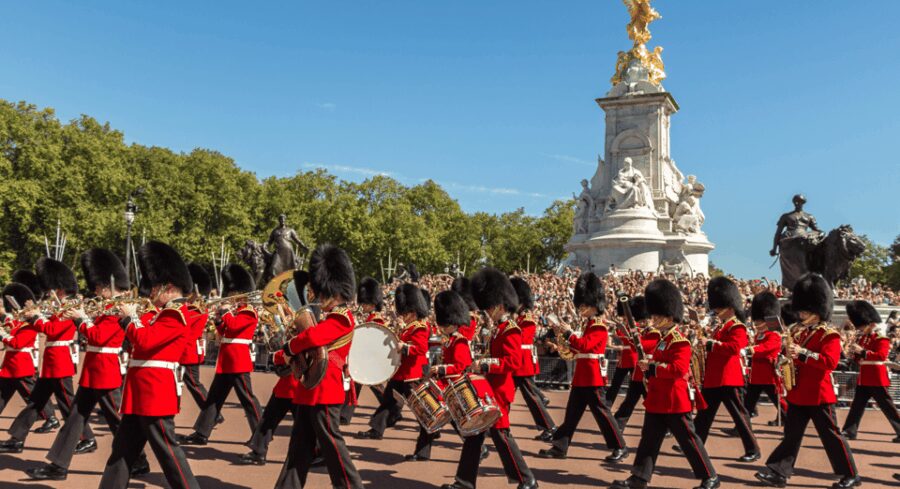 London: Changing of the Guard & Royal London Walking Tour - Witness the Changing of the Guard from Top Viewing Spots