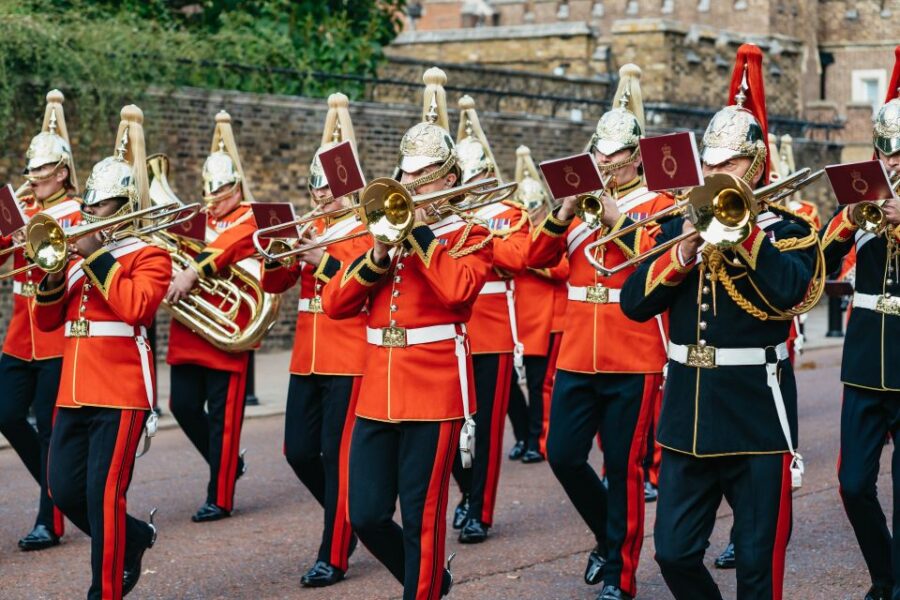 London: Changing of The Guard Tour - Exploring the Itinerary: From the Equestrian Statue to Buckingham Palace