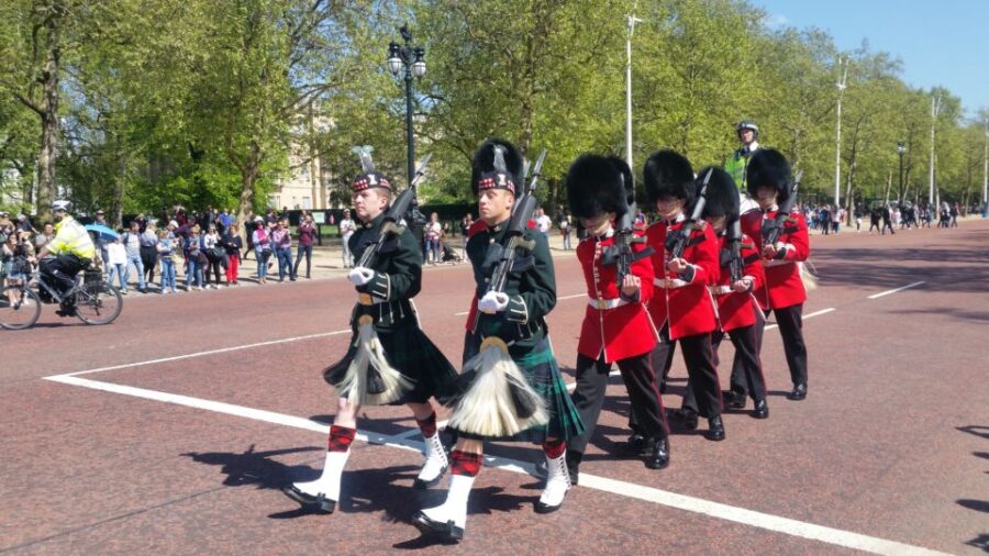 London: Changing of the Guard Walking Tour - Exploring the Royal Parks and Monuments