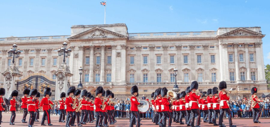 London: Changing of the Guard with a an APP - Starting Point at Green Park Station and Friary Court