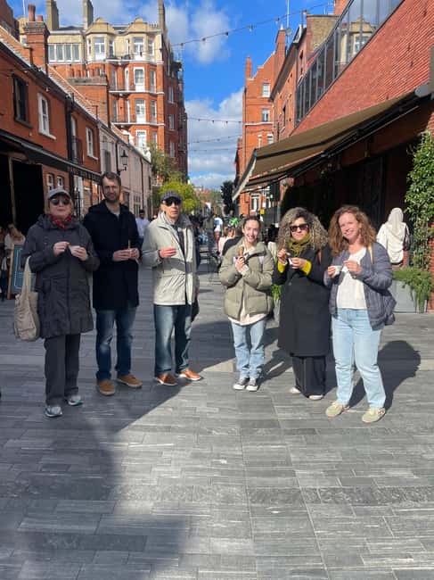 London: Chelsea Walking Tour - Stories, Sights & Small Bites - The Art Scene at Saatchi Gallery