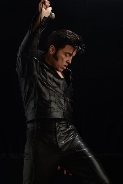 London: Dinner Cruise with Elvis Tribute on the Thames River - Starting the Night on the Thames with a Sparkling Toast