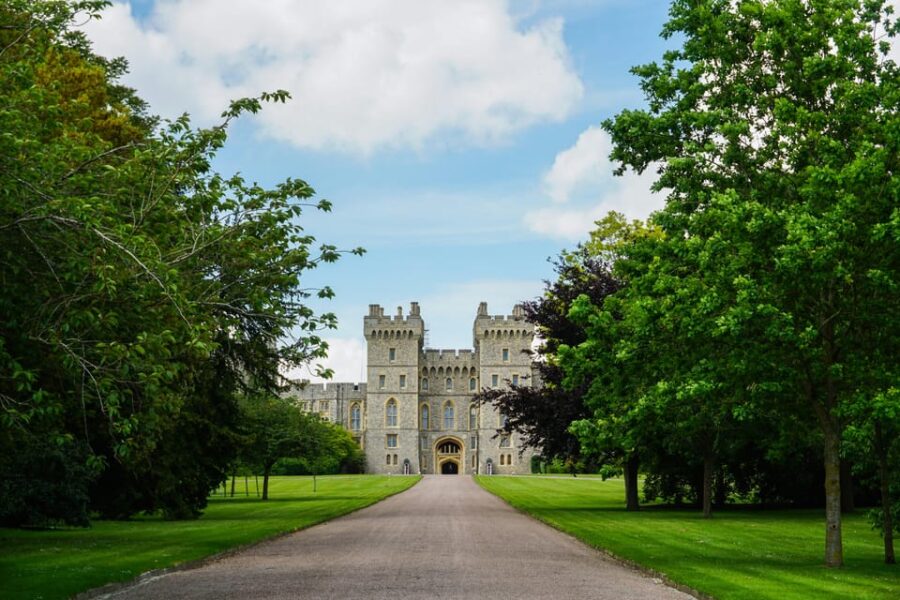 London: Private Tour to Windsor Castle, Stonehenge & Bath - Exploring Windsor Castle: The Oldest and Largest Inhabited Castle