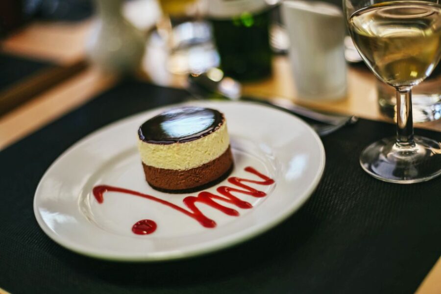 London: River Thames Dinner Cruise - Experience a 4-Course Dinner with a View