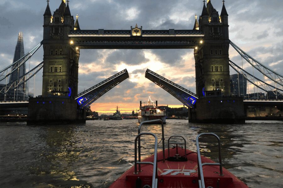 London: River Thames Sunset Speedboat Experience with Drink - The 50-Minute Speedboat Ride: Thrills and Scenic Views