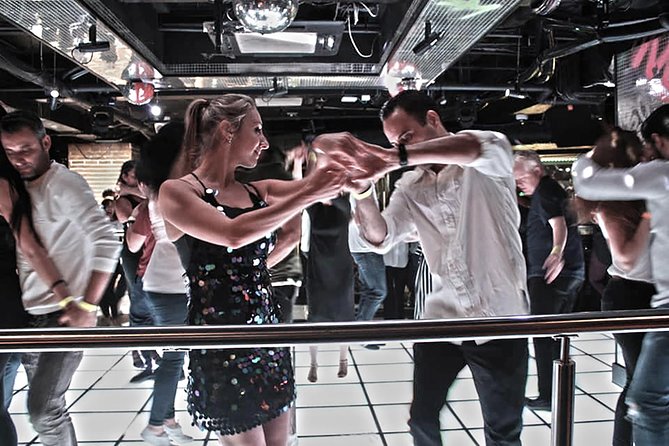 London Salsa Lovers Dance Experience - The 1-Hour Salsa Class: From Basics to Moves