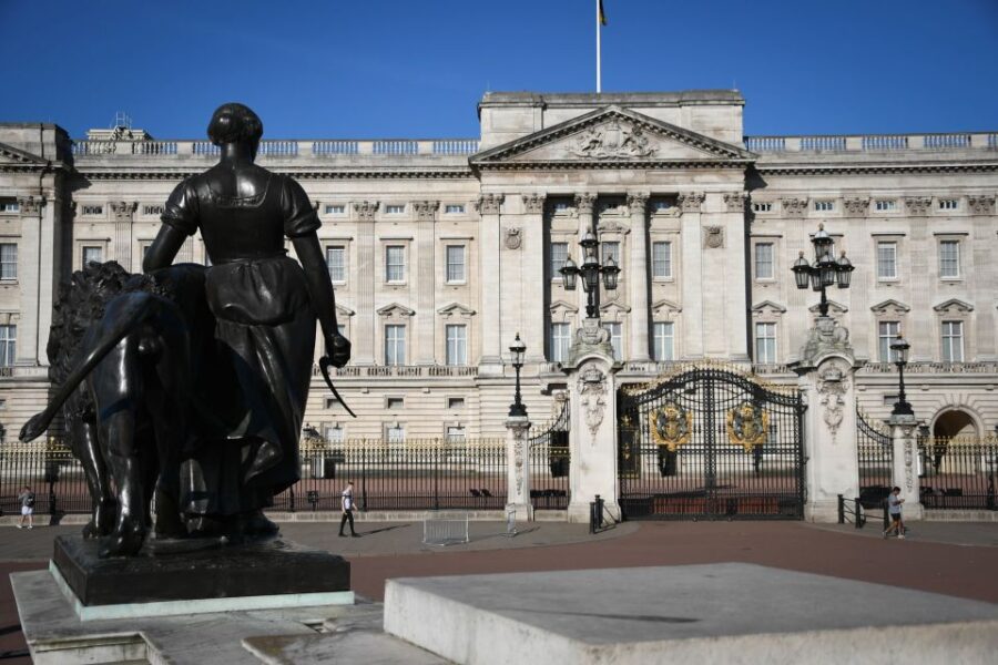 London: Top 30 Sights Walking Tour and Clink Prison Entry - Starting at the Ritz: Prime Meeting Point in Central London