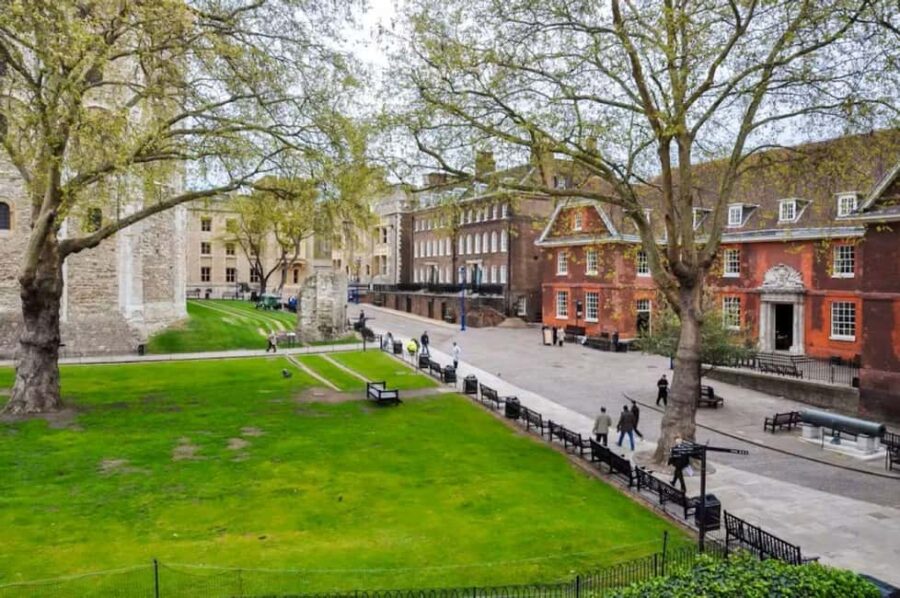 London: Tower of London and Crown Jewels Private Guided Tour - Walking the Ramparts of the Royal Fortress