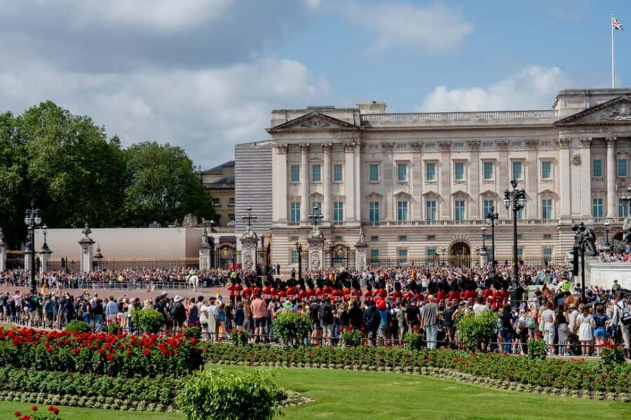 London Walking Tours: Discover History, Culture & Mystery - The Royal Parks and Palaces Walk: Seeing Buckingham Palace Up Close