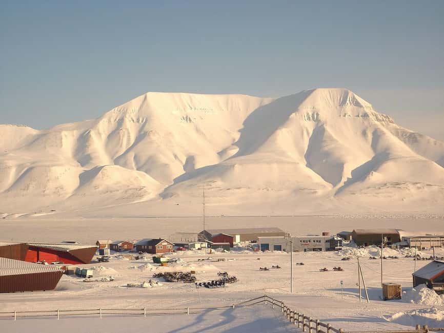 Longyearbyen: Guided Walking Tour with a Local Guide - Discover Longyearbyens Transition from Coal to Research