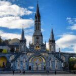 Lourdes: Express Walk with a Local in 60 minutes - Easy Meeting Point in Lourdes at La Poste