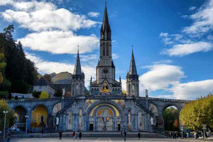 Lourdes: Express Walk with a Local in 60 minutes - Easy Meeting Point in Lourdes at La Poste